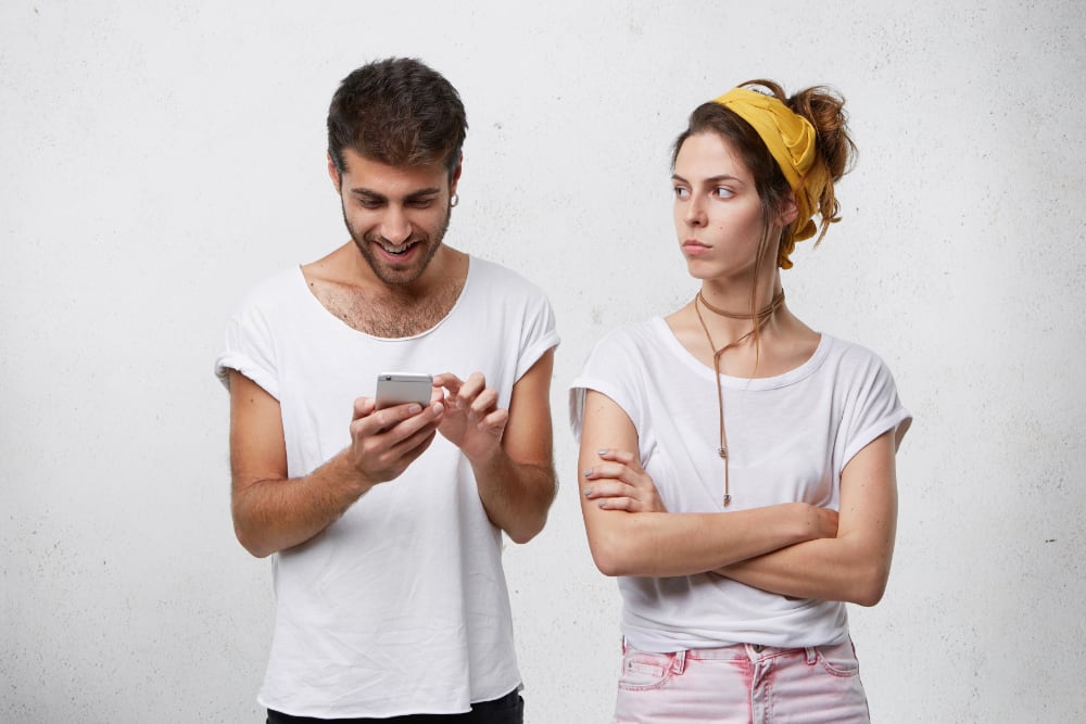 آیا حضور دائم شریک زندگی‌تان در شبکه‌های اجتماعی زنگ خطر است؟